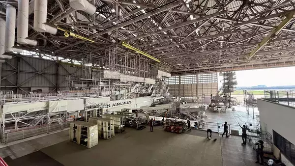 「【2026年最新】羽田空港のJAL工場見学「JAL SKY MUSEUM」完全ガイド！ 大迫力の格納庫や歴代制服、激戦必至な予約のコツとは？」の画像