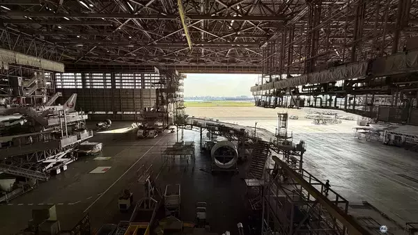 「【2026年最新】羽田空港のJAL工場見学「JAL SKY MUSEUM」完全ガイド！ 大迫力の格納庫や歴代制服、激戦必至な予約のコツとは？」の画像