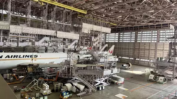 「【2026年最新】羽田空港のJAL工場見学「JAL SKY MUSEUM」完全ガイド！ 大迫力の格納庫や歴代制服、激戦必至な予約のコツとは？」の画像