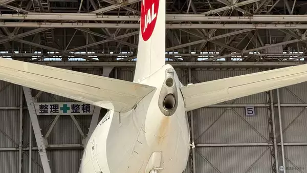 「【2026年最新】羽田空港のJAL工場見学「JAL SKY MUSEUM」完全ガイド！ 大迫力の格納庫や歴代制服、激戦必至な予約のコツとは？」の画像