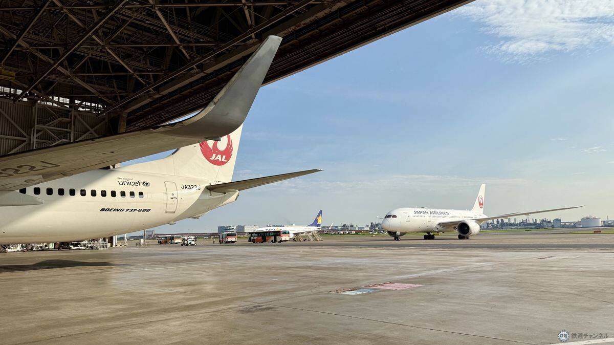 【2026年最新】羽田空港のJAL工場見学「JAL SKY MUSEUM」完全ガイド！ 大迫力の格納庫や歴代制服、激戦必至な予約のコツとは？