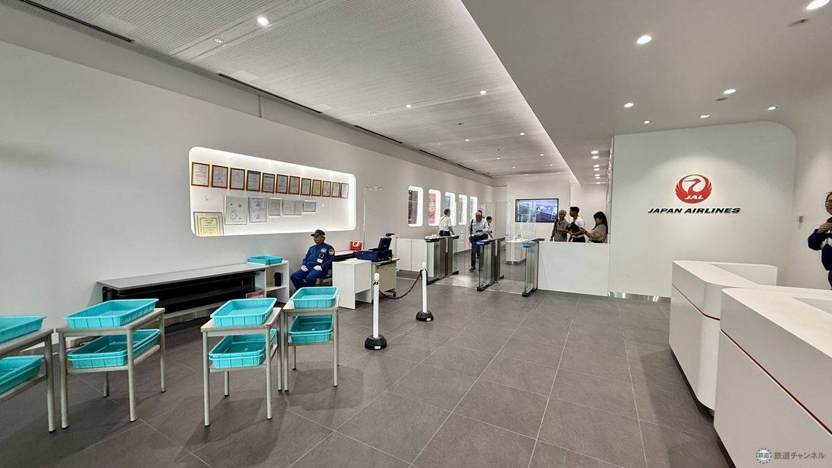 【2026年最新】羽田空港のJAL工場見学「JAL SKY MUSEUM」完全ガイド！ 大迫力の格納庫や歴代制服、激戦必至な予約のコツとは？