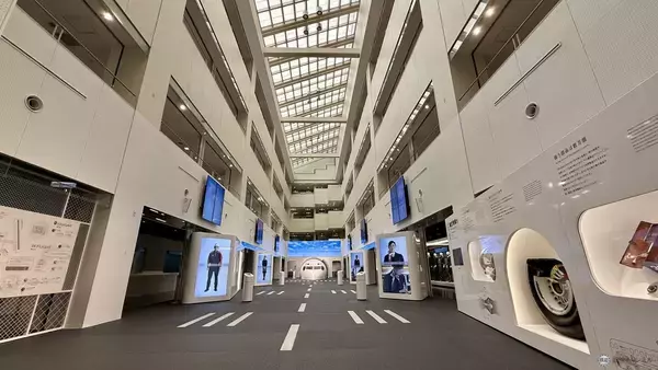 「【2026年最新】羽田空港のJAL工場見学「JAL SKY MUSEUM」完全ガイド！ 大迫力の格納庫や歴代制服、激戦必至な予約のコツとは？」の画像