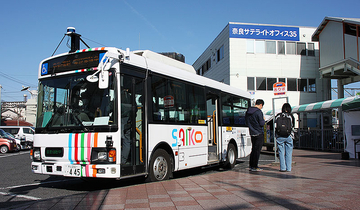 埼玉工業大学 自動運転AIバスが 奈良県 三郷町の急勾配をオート走行！ 想定以上500人が試乗「人が運転してるような乗り心地」 既存バス車両にAI技術を後付けし自動化する独自システムに地方が期待