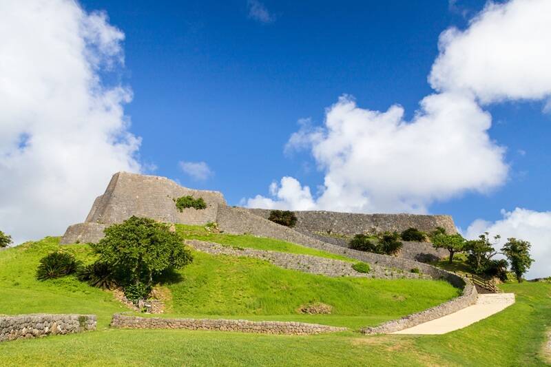 【世界遺産の夜空】勝連城跡でランタン200個が舞い上がる！沖縄の獅子舞と共演も･幻想的なスカイランタン宵祭り11月開催（うるま市）