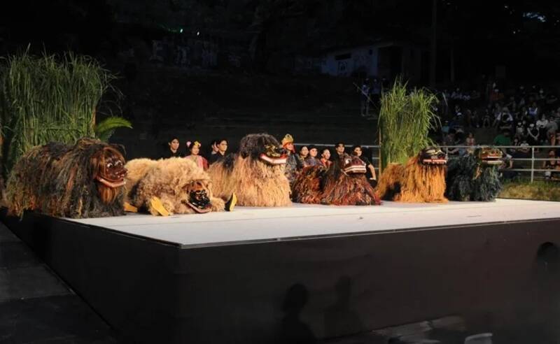 【世界遺産の夜空】勝連城跡でランタン200個が舞い上がる！沖縄の獅子舞と共演も･幻想的なスカイランタン宵祭り11月開催（うるま市）