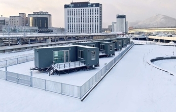 函館駅のすぐ隣に「豪華寝台列車のような空間」が出現！？極寒も余裕のトレーラーハウス型ホテルがいよいよ開業