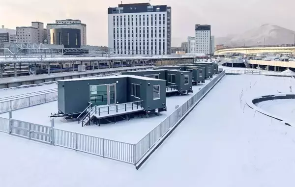 函館駅のすぐ隣に「豪華寝台列車のような空間」が出現！？極寒も余裕のトレーラーハウス型ホテルがいよいよ開業
