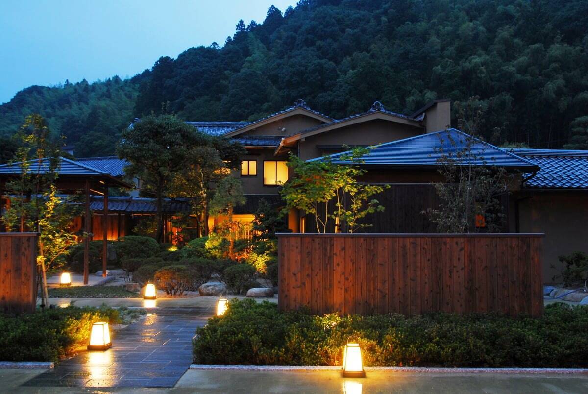 特急「やくも」で春の島根へ！「界 玉造」で桜並木を人力車で巡るプレミアム体験。新登場「夜桜日本酒BAR」で極上の酔いしれ（島根県松江市）