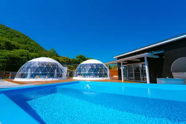 「関門海峡を一望！ 山口の絶景グランピング「グランドーム下関」にインフィニティプールやサウナ付きの客室が誕生（2026年6月リニューアル）」の画像