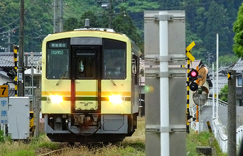 木次線 第3種踏切道から続く縁結びパワースポットへ！ 島根山岳路線の春は斐伊川堤防桜並木を愛でながら♪