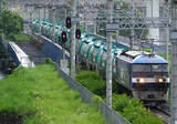 「日産 いすゞ 京急…3社に共通するのは？　貨物線と旅客線の交差点風景」の画像1