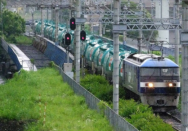 日産 いすゞ 京急…3社に共通するのは？　貨物線と旅客線の交差点風景