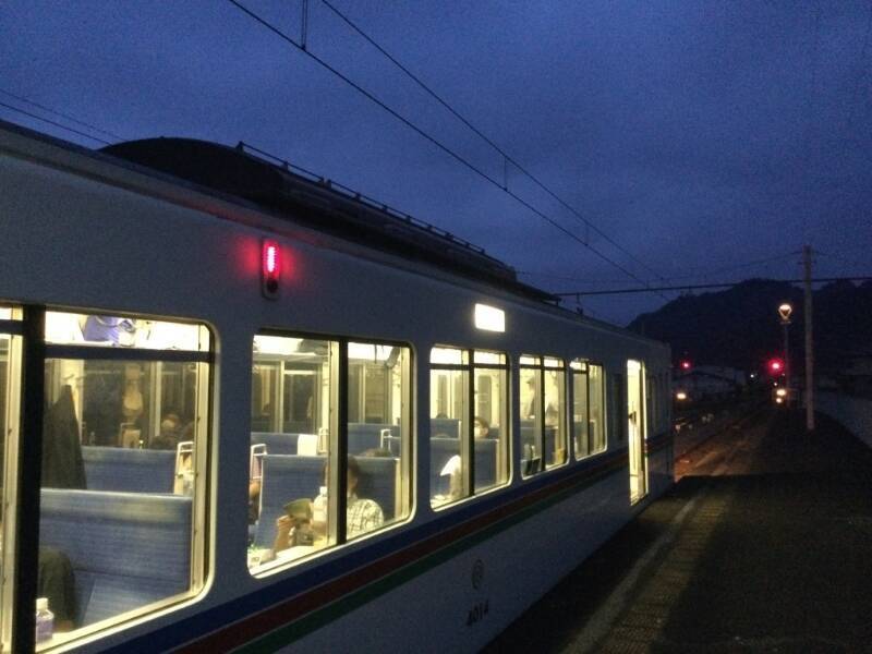 深夜に急行が急行を追い抜く特別ツアー！  西武4000系･秩父鉄道6000系の「夜行急行ツアー」は、懐かしの座席夜行を再現！