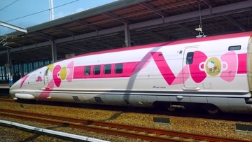 「ハローキティ新幹線」が2026年春で引退！8年間の歴史に幕、運行終了記念キャンペーンと限定グッズ情報（JR西日本）