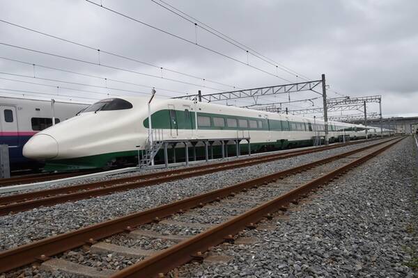 200系カラーのE2系新幹線に乗る方法は？　定期列車狙いが無難、ツアー商品ほぼ完売も穴場あり
