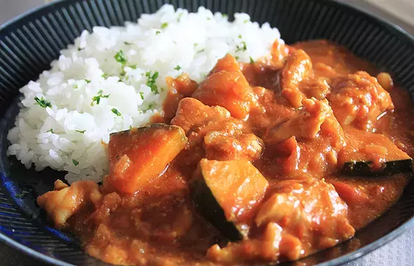 「いま話題、アーモンドミルクのバターチキンカレーで抗酸化力アップ！ しかもかんたんヘルシー超絶うまい！ ビタミン E・A・Cの相乗効果で夏を乗り切れ！」の画像