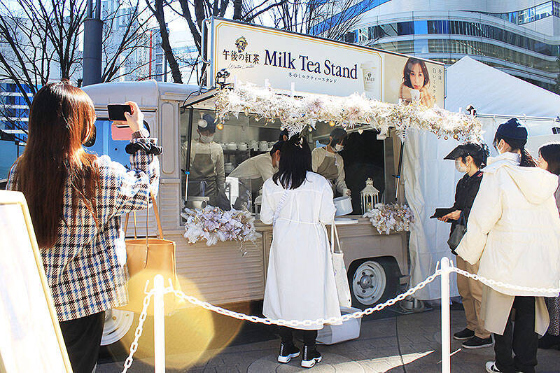 午後の紅茶 ホットミルクティー＆チョコレートティーラテで心も身体もあったかバレンタイン！ 冬のミルクティースタンドでみんなほっこりぽかぽかシアワセ気分を実感！