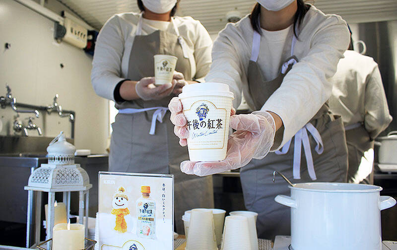 午後の紅茶 ホットミルクティー＆チョコレートティーラテで心も身体もあったかバレンタイン！ 冬のミルクティースタンドでみんなほっこりぽかぽかシアワセ気分を実感！