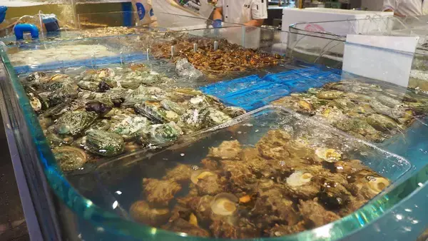 「【東京最大級】タラバガニや鮑、牡蠣……高級食材食べ放題の海鮮ビュッフェが登場！パフォーマンスにも力を入れる『銀座四海』で楽しいランチを【銀座一丁目駅徒歩1分】」の画像