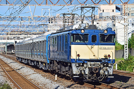 相模線E131系500番台など新型車両が甲種輸送、南海8300系はJR西日本DD51ディーゼル機関車がけん引