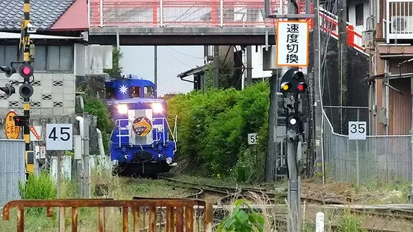 「奥出雲おろち号の終点 木次駅、仕事を終えたDE10たちが木次鉄道部車庫に入っていく姿は必見！ 途中下車して観察したい15分間の入庫シーン」の画像