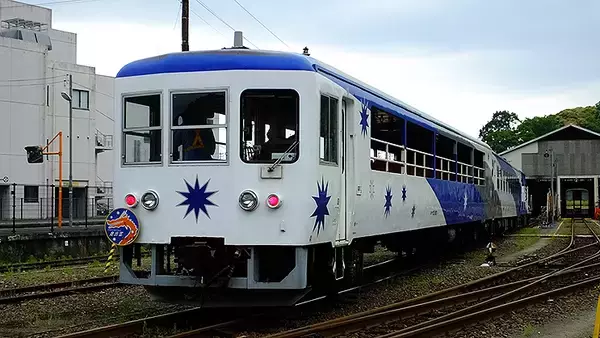 「奥出雲おろち号の終点 木次駅、仕事を終えたDE10たちが木次鉄道部車庫に入っていく姿は必見！ 途中下車して観察したい15分間の入庫シーン」の画像