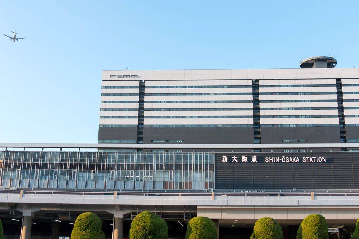 新幹線でキンキンに冷えたお酒を飲むには？ 新大阪駅27番線ホームに登場した完全キャッシュレス「カップ氷」専用自販機が話題！