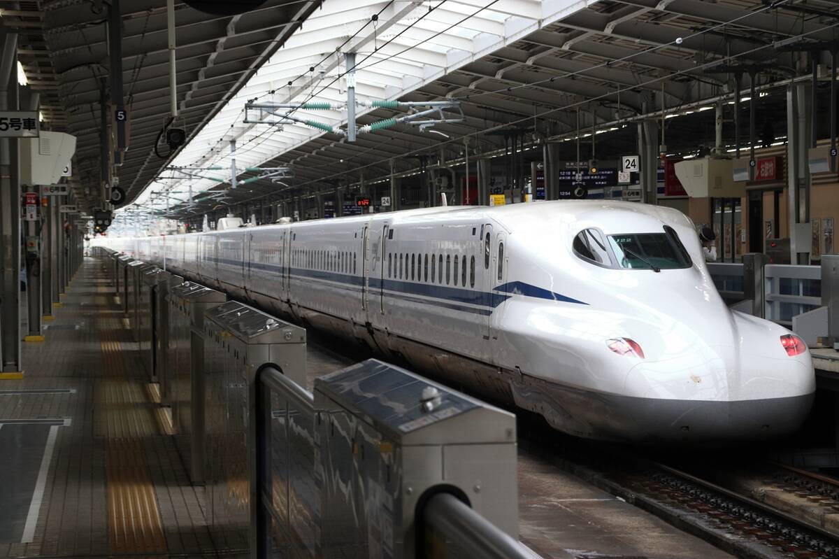 新幹線でキンキンに冷えたお酒を飲むには？ 新大阪駅27番線ホームに登場した完全キャッシュレス「カップ氷」専用自販機が話題！