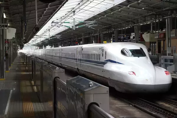 「新幹線でキンキンに冷えたお酒を飲むには？ 新大阪駅27番線ホームに登場した完全キャッシュレス「カップ氷」専用自販機が話題！」の画像