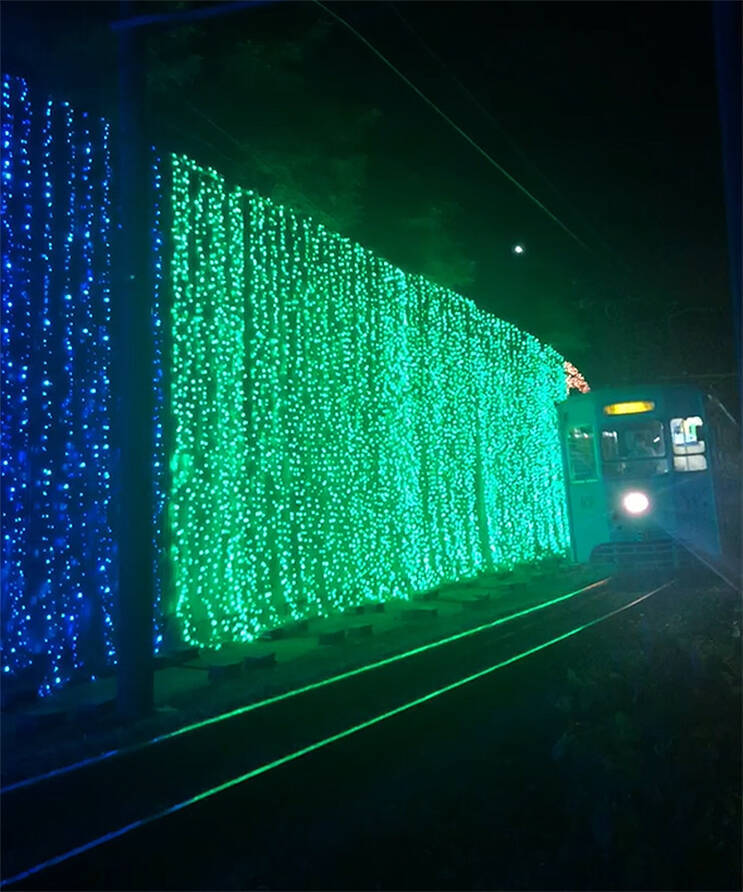 万葉線 20周年イルミが彩る夜景「光の道」を動画で！ クリーンで静かな ZENDURE ゼンデュア 製 ポータブル電源 SuperBase Pro の機動力を体感