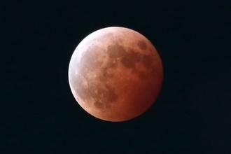ひな祭りの夜に皆既月食【2026年3月3日】全国の観望イベントと「赤い月」の見られる時間などを解説、次回は2029年1月なので見逃すな！