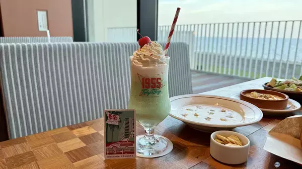 「ディズニー前泊・後泊ならここ！星野リゾート「1955東京ベイ」が子連れや夕食難民を救う5つの理由 無料バス＆24時間サービスで混雑回避」の画像