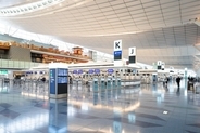 全国空港ビル40社【空港経営ランキング2025】羽田が売上首位、那覇は利益率44.0%でトップ！インバウンドと民営化の行方