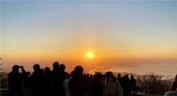 神戸【2026年初日の出】六甲ケーブルは元旦早朝も運転！六甲山ガーデンテラス大晦日に終夜営業、神戸の絶景を見ながらの新年はいかが？