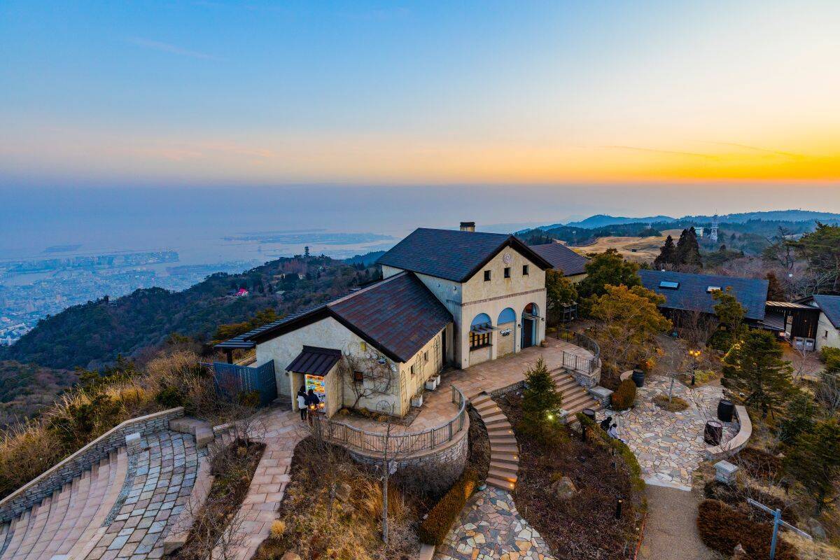 神戸【2026年初日の出】六甲ケーブルは元旦早朝も運転！六甲山ガーデンテラス大晦日に終夜営業、神戸の絶景を見ながらの新年はいかが？