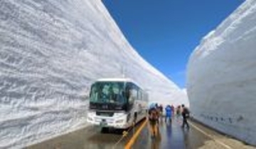 絶景、雪の大谷　昨年より「壁」高く――富山県と長野県を結ぶ「立山黒部アルペンルート」4月から雪の大谷フェスティバル開催