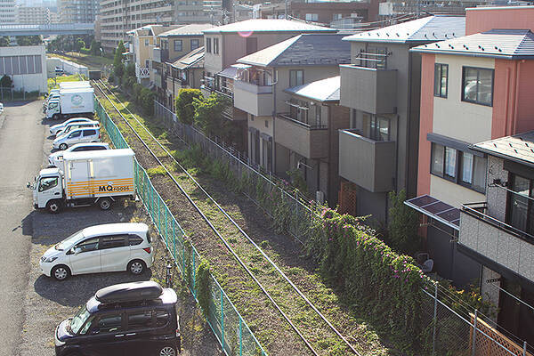 東京都江東区 マンション前の原っぱに残る都有地レール