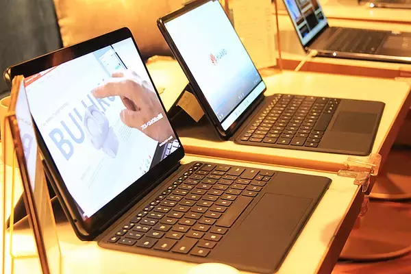 「仲間とみんなでライブ配信や動画ビューするならいまこれ最強 → HUAWEI MateBook E ＋ HUAWEI WiFi Mesh 3」の画像