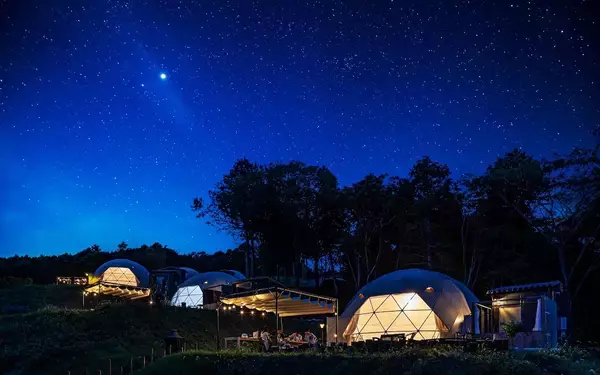 「【東日本】夏休み後半戦をおトクに楽しむならグランピングがおすすめ！絶景・温泉・サウナを満喫できる施設10選　最大50％OFFのキャンペーンも？」の画像