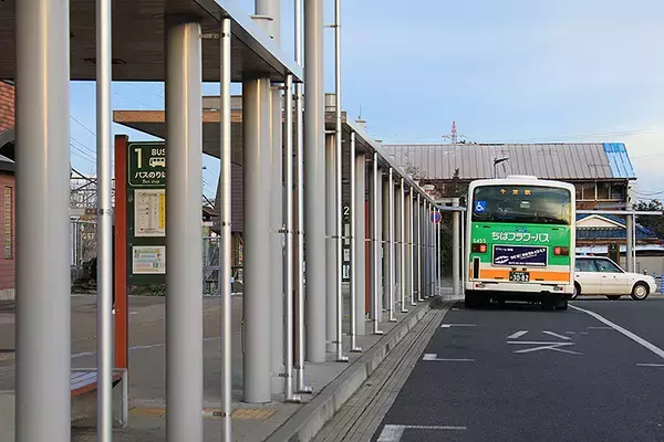 「千葉でめずらしい0番線、戦火で42人が命を落とした史実＿成東駅の夕景」の画像