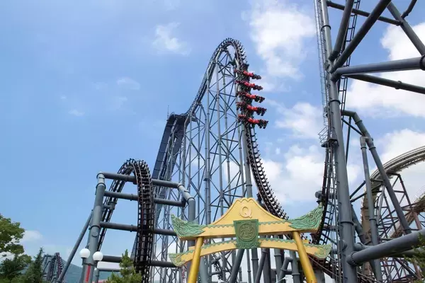 「最大3,000円お得！富士急ハイランド3大コースター周年記念「トリプルワンデイパス」で優先乗車を満喫」の画像