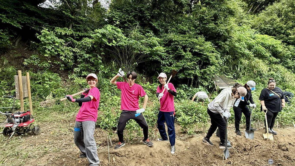 【京急の社有林に潜入】三浦半島「みうらの森林（もり）」でゴンチャが茶畑づくり!? 駅ベンチやアオリイカの産卵床へ繋がる、鉄道会社の知られざる環境保全活動