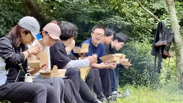 「【京急の社有林に潜入】三浦半島「みうらの森林（もり）」でゴンチャが茶畑づくり!? 駅ベンチやアオリイカの産卵床へ繋がる、鉄道会社の知られざる環境保全活動」の画像
