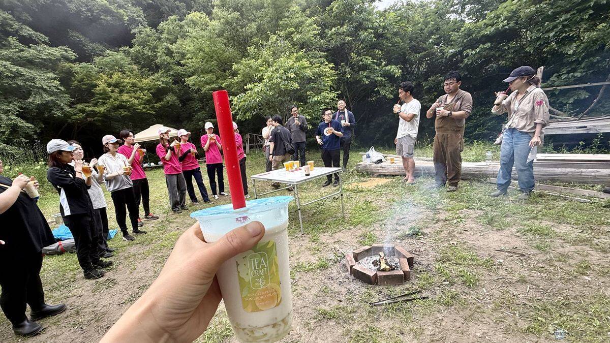 【京急の社有林に潜入】三浦半島「みうらの森林（もり）」でゴンチャが茶畑づくり!? 駅ベンチやアオリイカの産卵床へ繋がる、鉄道会社の知られざる環境保全活動