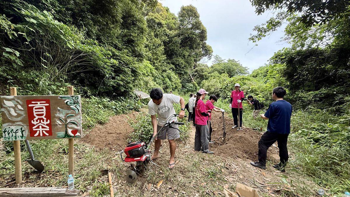 【京急の社有林に潜入】三浦半島「みうらの森林（もり）」でゴンチャが茶畑づくり!? 駅ベンチやアオリイカの産卵床へ繋がる、鉄道会社の知られざる環境保全活動