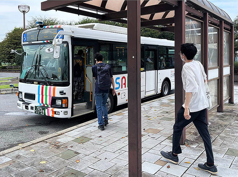高崎線 岡部駅と埼玉工業大学を結ぶ自動運転スクールバスが初の入学式送迎、既存バス車両を自動化する後付け AIシステムの将来性を学生と保護者が実感