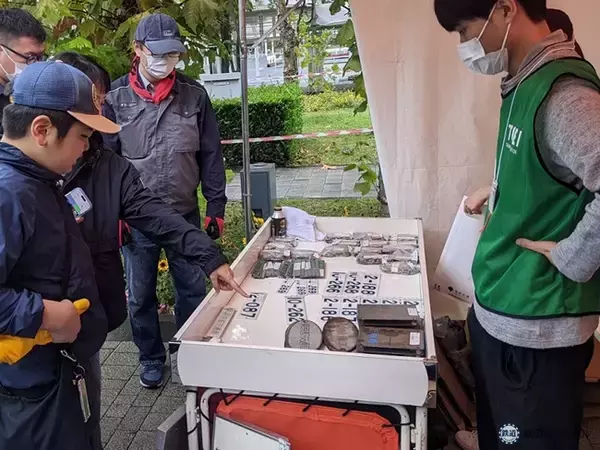 「雨空を吹き飛ばす熱気にあふれる　今年も大盛況の「鉄道フェス」開催（東京都江東区）」の画像