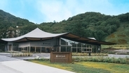 【群馬】都心から2時間半の絶景！ 赤城山頂の「スノーピーク」新拠点で何が変わる？ カフェや最新設備、周辺の周遊ルートを徹底解説
