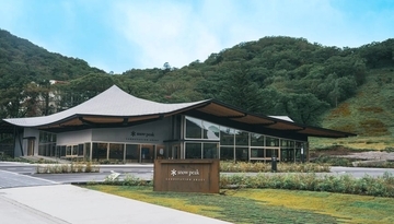【群馬】都心から2時間半の絶景！ 赤城山頂の「スノーピーク」新拠点で何が変わる？ カフェや最新設備、周辺の周遊ルートを徹底解説